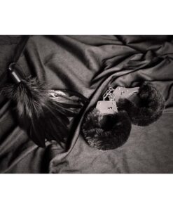 sexy cuffs Catuse Furry Pufoase Negre